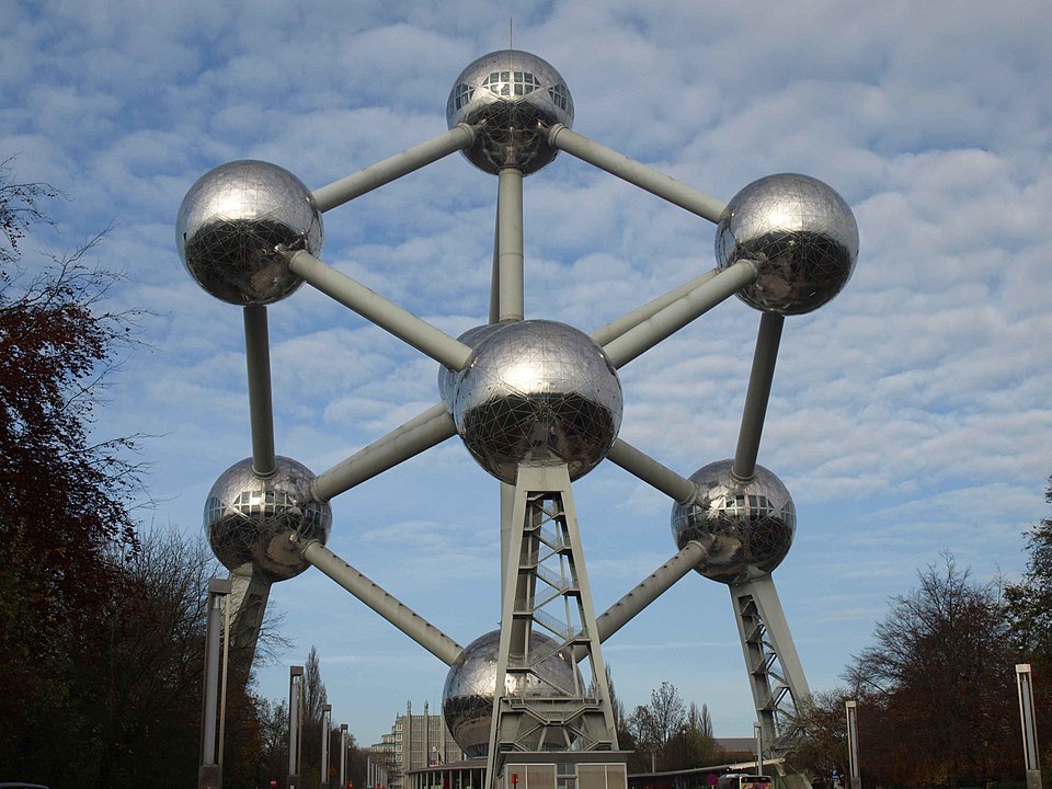 L'Atomium de Bruxelles construit en 1958, photo par Prosopee sous la licence CC BY-SA 3.0