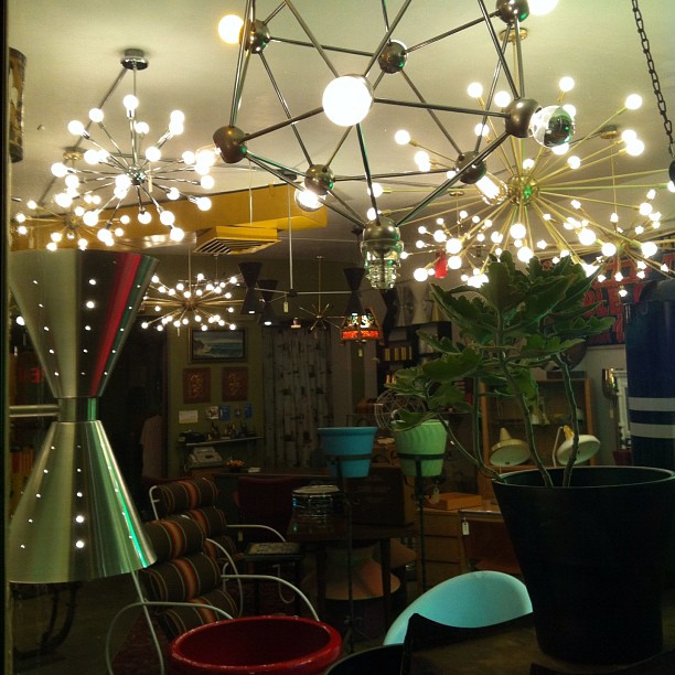 plafonnier lumineux en forme d'atomes par On the White Line sous la licence CC BY 2.0